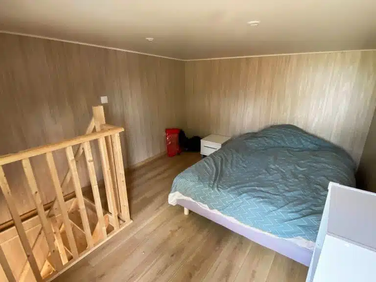 Mezzanine avec un lit