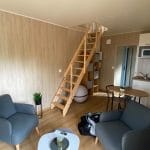 Salon aménagé avec deux fauteuils dans une chambre d'hôte