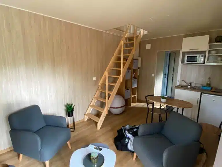 Salon aménagé avec deux fauteuils dans une chambre d'hôte