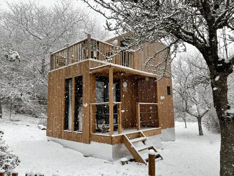 Studio de jardin sous la neige