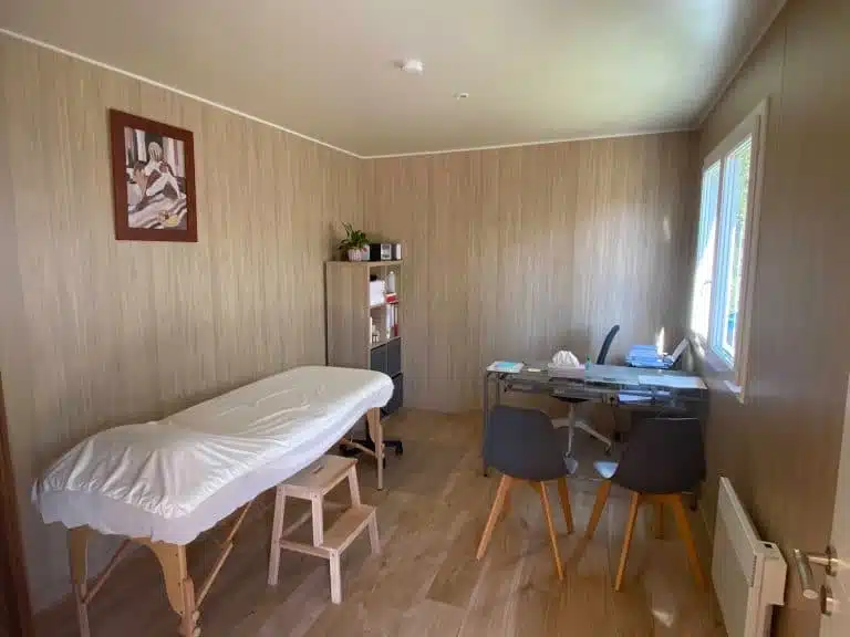 Cabinet de praticien avec une table et un banc
