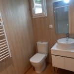 Toilette et lavabo d'une salle de bain