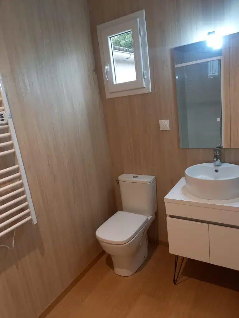 Toilette et lavabo d'une salle de bain