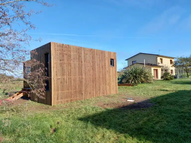 Un studio en bois dans un grand jardin