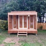 Studio de jardin avec des menuiseries blanche