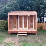Studio de jardin avec des menuiseries blanche