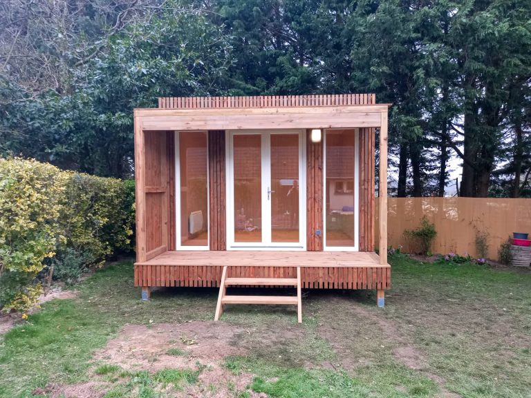 Studio de jardin avec des menuiseries blanche