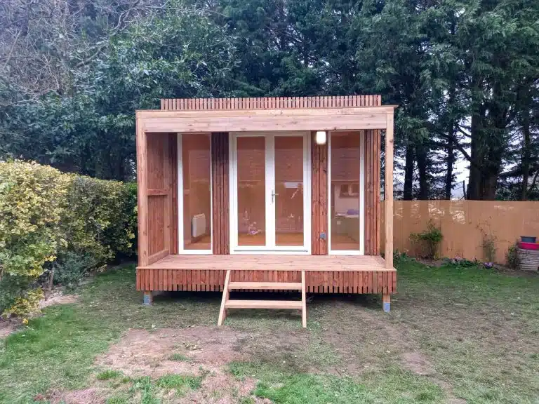 Studio de jardin avec des menuiseries blanche