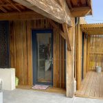 Pool house collé à une maison