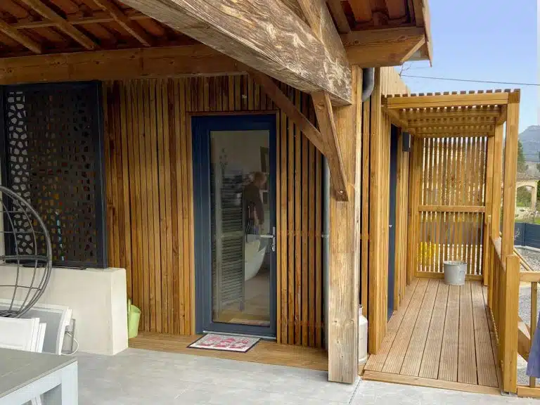 Pool house collé à une maison