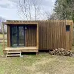 Studio de jardin avec des bûches de bois