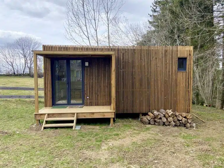Studio de jardin avec des bûches de bois