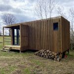 Studio de jardin avec des bûches de bois