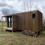 Studio de jardin avec des bûches de bois