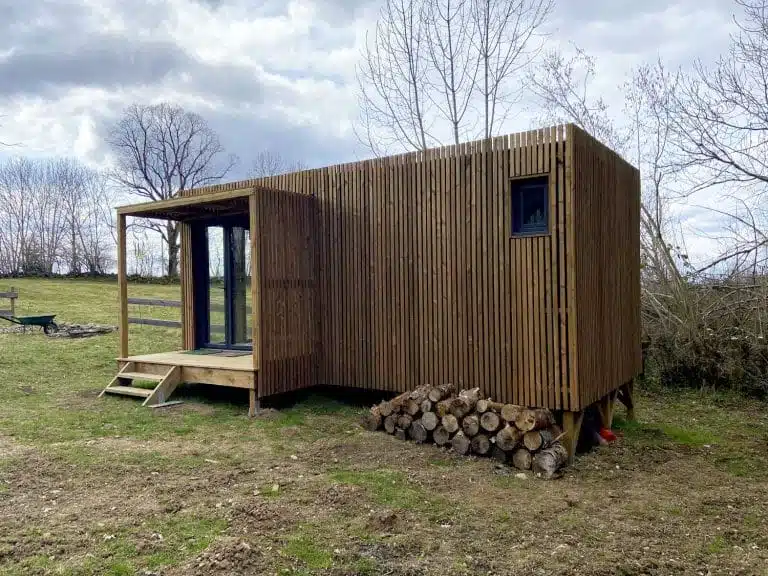Studio de jardin avec des bûches de bois