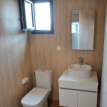 Toilette et lavabo dans un studio en bois