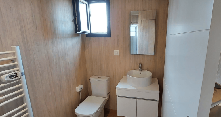 Toilette et lavabo dans un studio en bois