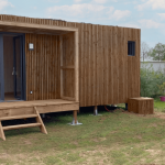 Studio en bois dans un jardin