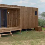 Studio en bois dans un jardin