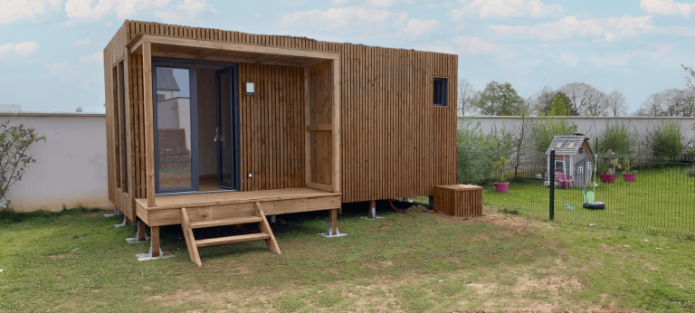 Studio en bois dans un jardin