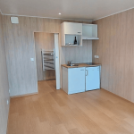Pièce vide avec une cuisine standard dans un studio en bois