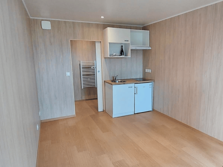 Pièce vide avec une cuisine standard dans un studio en bois