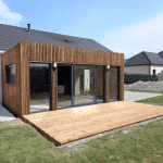 Extension de maison avec une terrasse en bois