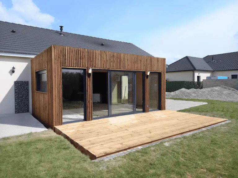Extension de maison avec une terrasse en bois