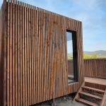 Studio en bois avec un escalier
