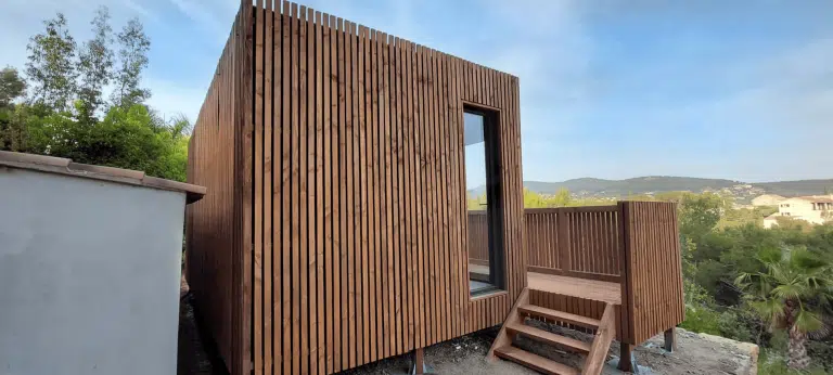 Studio en bois avec un escalier