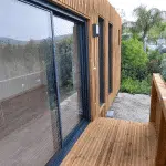 Studio en bois avec une grande fenêtre