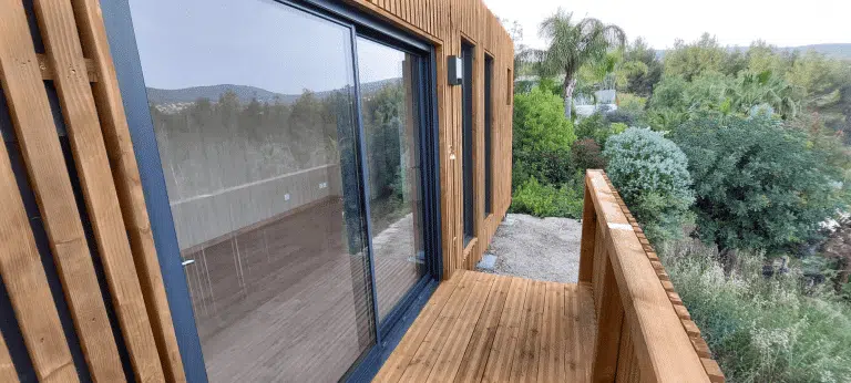 Studio en bois avec une grande fenêtre