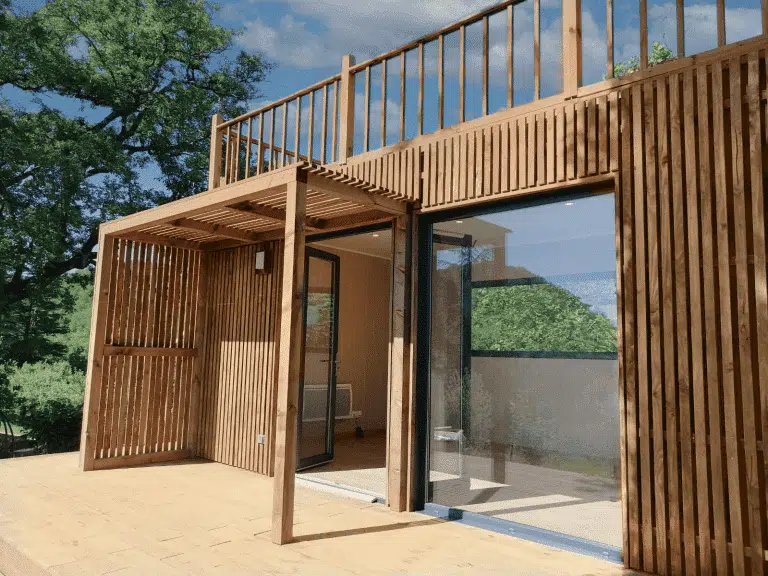 Extension de terrasse sur un studio en bois