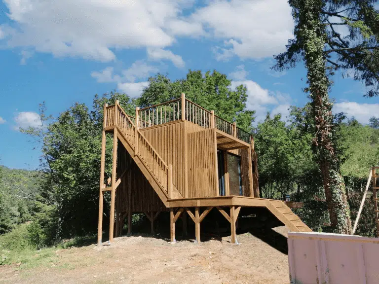 Studio de jardin sur-mesure avec une terrasse et un escalier