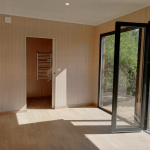 Intérieur vide d'un studio de jardin