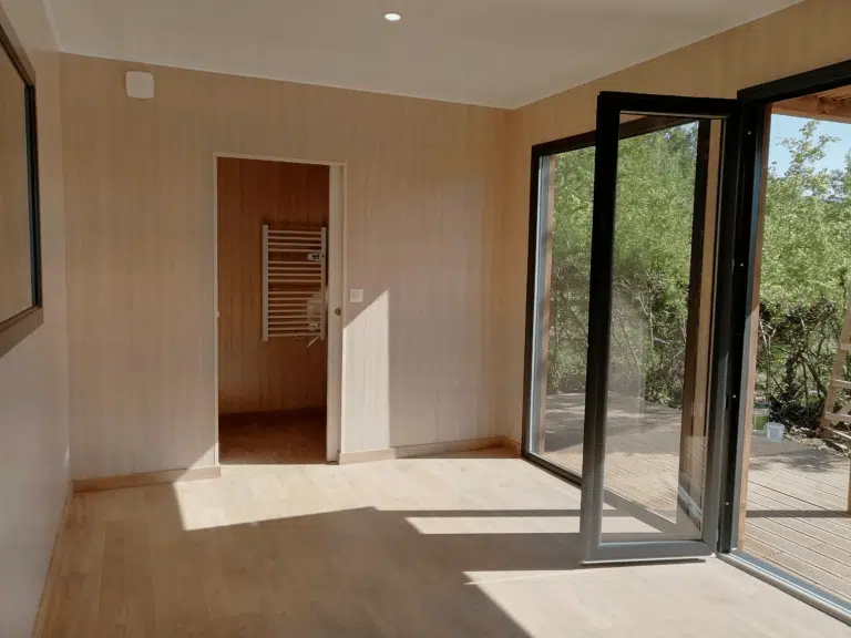 Intérieur vide d'un studio de jardin