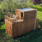 Studio de jardin en bois avec une terrasse tropézienne