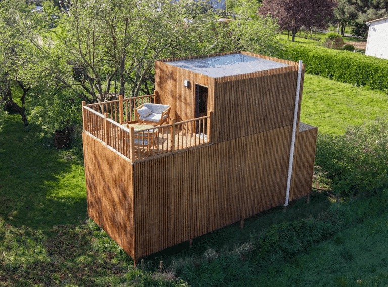 Studio de jardin en bois avec une terrasse tropézienne