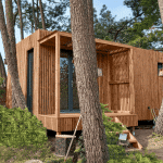 Studio de jardin en bois dans une forêt