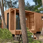Studio de jardin en bois dans une forêt