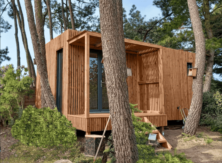Studio de jardin en bois dans une forêt