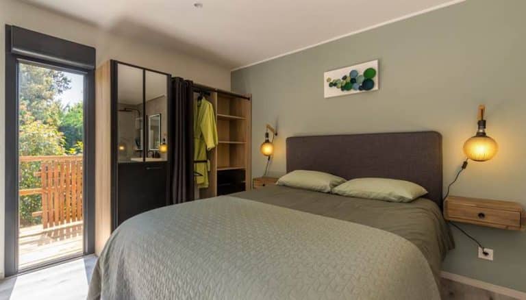 Chambre d'hôte aménagée avec un lit