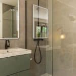 Salle de bain moderne dans un studio de jardin