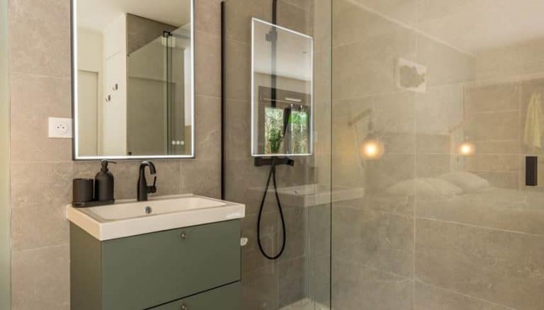 Salle de bain moderne dans un studio de jardin