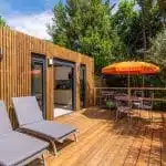 Extérieur d'une chambre d'hôte avec une grande terrasse