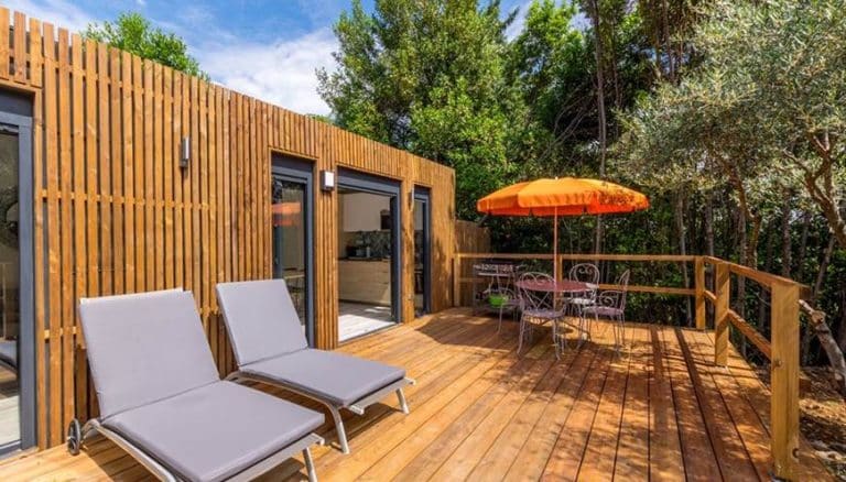 Extérieur d'une chambre d'hôte avec une grande terrasse
