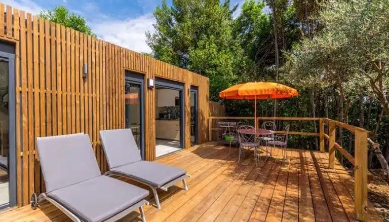 Extérieur d'une chambre d'hôte avec une grande terrasse