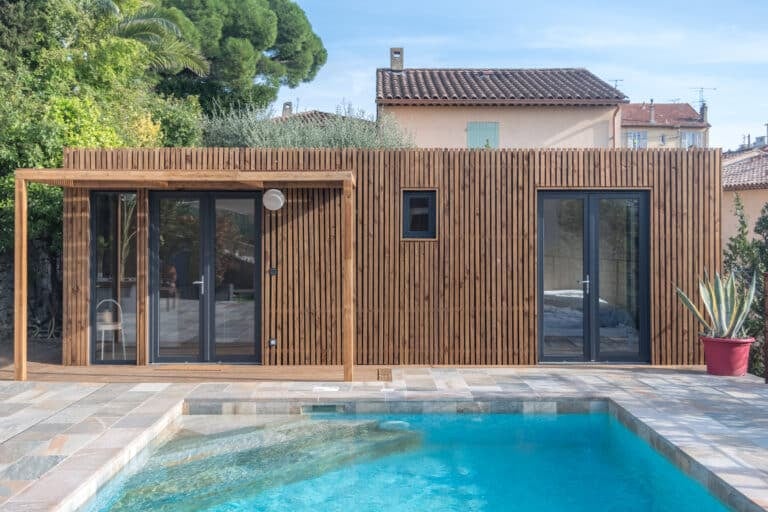 Pool House en bois au bord d'une piscine