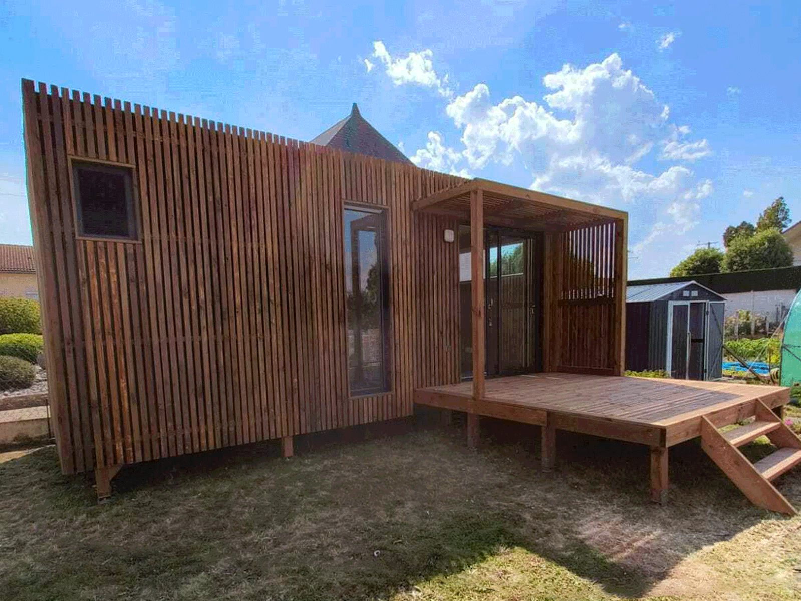 Studio de jardin en bois avec une grande terrasse