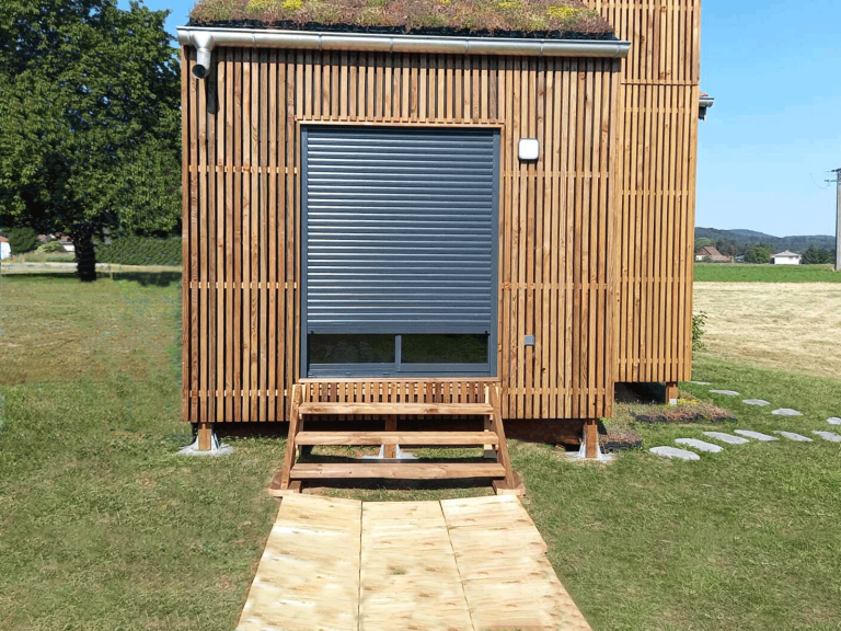 Studio de jardin en bois avec une toiture végétalisée